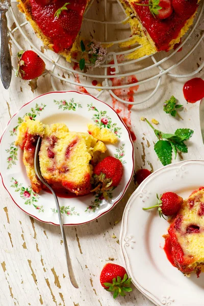 Färska jordgubbar yoghurt tårta. — Stockfoto
