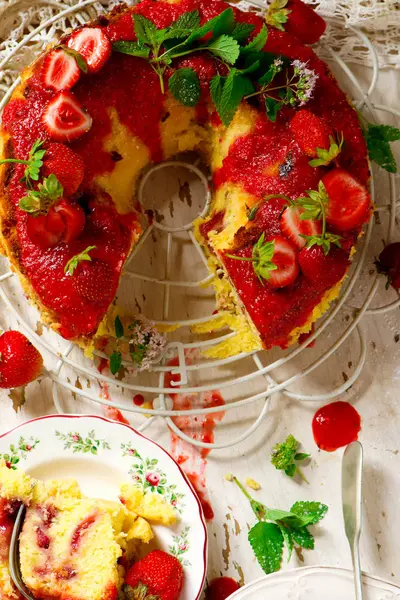 新鮮なイチゴのヨーグルト ケーキ. — ストック写真