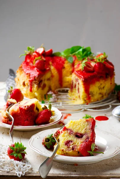 Frischer Erdbeer-Joghurt-Kuchen. — Stockfoto