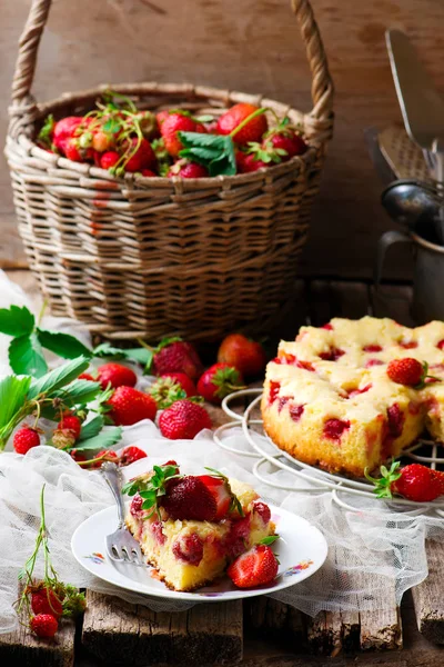 French strawberry cake.style rustic — Stock Photo, Image