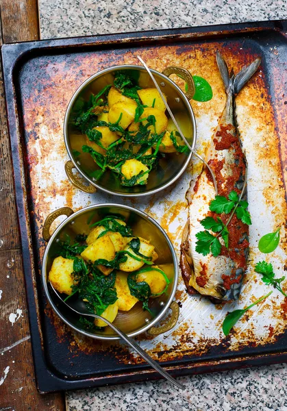 Ostře kořeněná makrela s brambory a špenátem... styl vintage — Stock fotografie