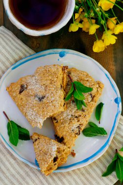 Fıstık ezmesi çikolatalı yulaf ezmesi scones.style rustik seçici odak. 