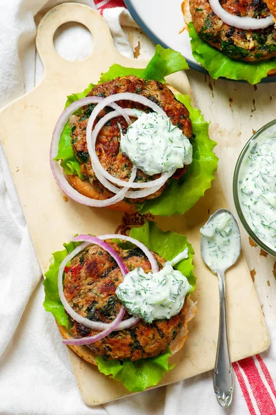 Hamburgers de dinde grecque sauce tzatziki . — Photo