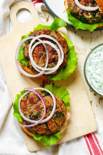 Hamburgers de dinde grecque sauce tzatziki . — Photo