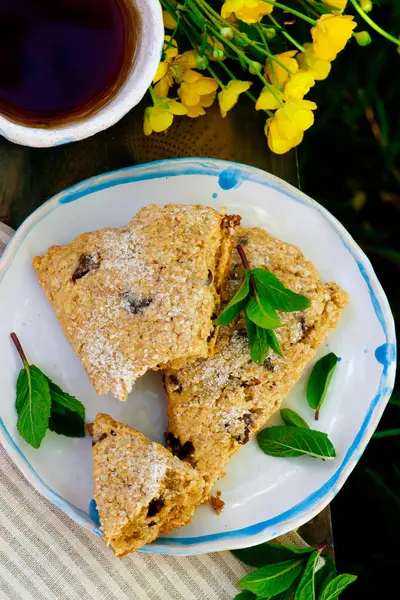 Fıstık ezmesi çikolatalı yulaf ezmesi scones.style rustik seçici odak. — Stok fotoğraf