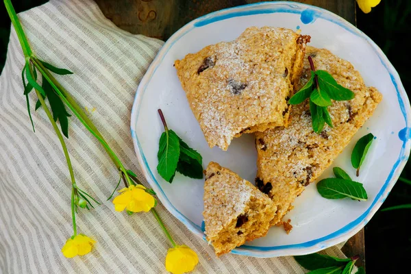 Manteiga de amendoim chocolate chip aveia scones.style foco seletivo rústico . — Fotografia de Stock