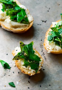 Izgara Snap bezelye ve şanti Ricotta tost