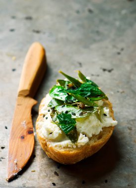 Izgara Snap bezelye ve şanti Ricotta tost