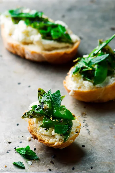 Pois mange-tout grillé et pain grillé Ricotta — Photo