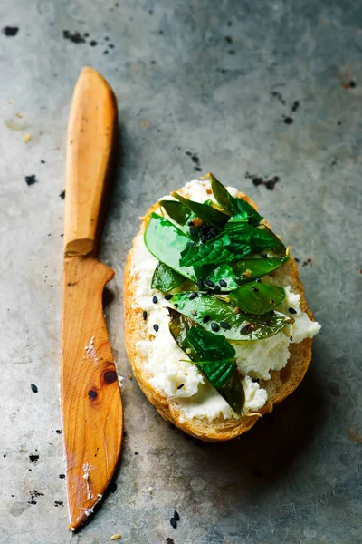 Pois mange-tout grillé et pain grillé Ricotta — Photo