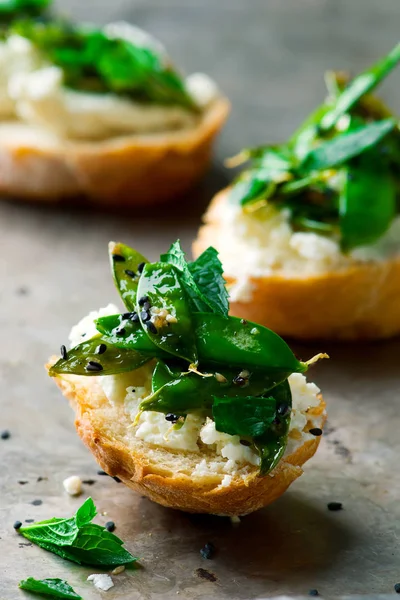 Pois mange-tout grillé et pain grillé Ricotta — Photo