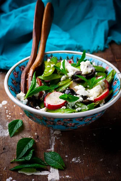 Radis de printemps et snap salade grecque de pois.. style rustic.selective focus — Photo