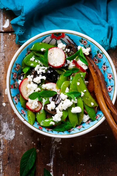 Radis de printemps et snap salade grecque de pois.. style rustic.selective focus — Photo