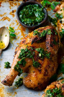 Chimichury soslu ızgara tavuk.