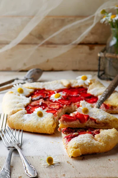 Torta de morango rústico.. estilo rústico — Fotografia de Stock