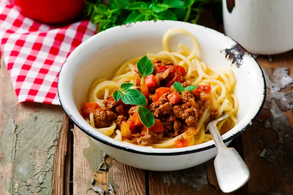 Spaghetti met een bolognese saus. — Stockfoto