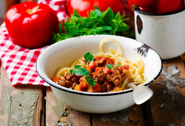 Spaghetti met een bolognese saus. — Stockfoto