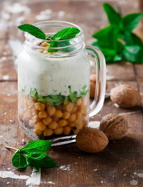 Menta yogurt parfaits nel rustico jar.style . — Foto Stock