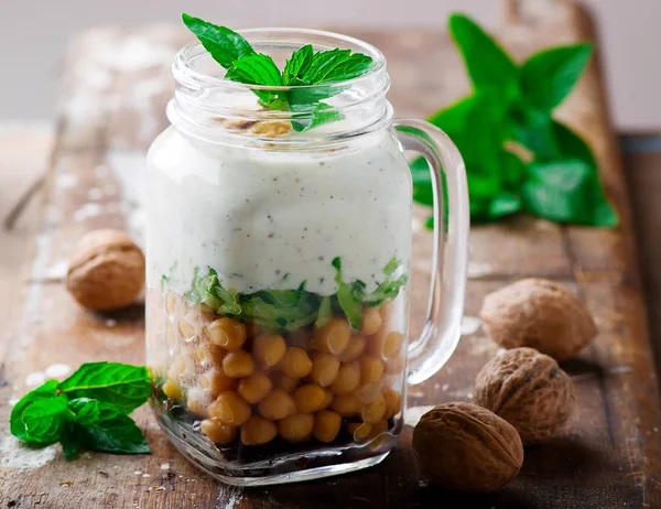 Menta yogurt parfaits nel rustico jar.style . — Foto Stock