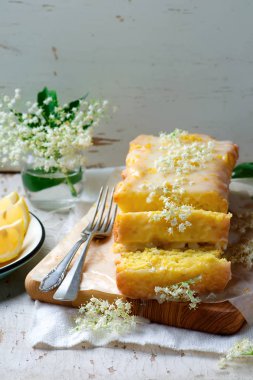 Çiseleme limon ve Elderflower kek.