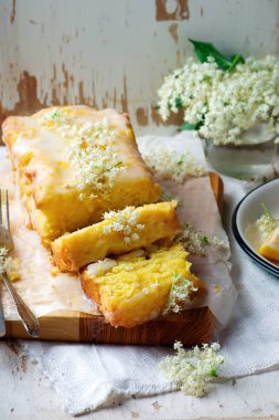 Çiseleme limon ve Elderflower kek.