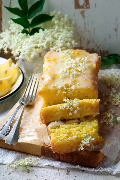 Çiseleme limon ve Elderflower kek. — Stok fotoğraf