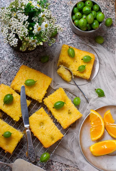 Stachelbeere und Orangennieselkuchen — Stockfoto