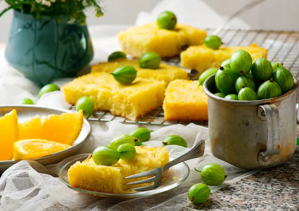 Krusbär och orange duggregn tårta — Stockfoto