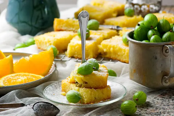 Egres és narancs szitálás torta — Stock Fotó