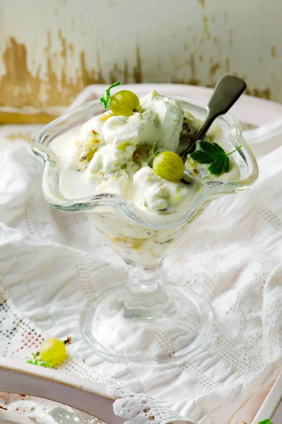 Gooseberry  and elderflower fool in a  glass — Stock Photo, Image