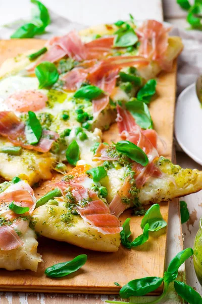 Pea Prosciutto våren Pizza. Ovanifrån. selektivt fokus — Stockfoto