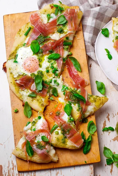 PEA PROSCIUTTO SPRING PIZZA. Вид сверху. селективный фокус — стоковое фото