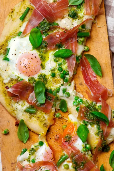 Pea Prosciutto voorjaar Pizza. Bovenaanzicht. selectieve aandacht — Stockfoto