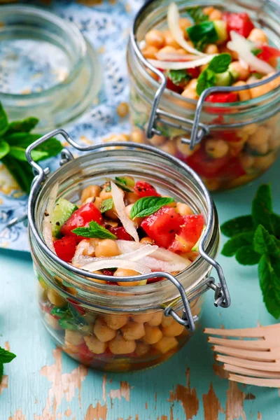 Kikkererwten lunch salade in een potje... rustieke stijl. — Stockfoto