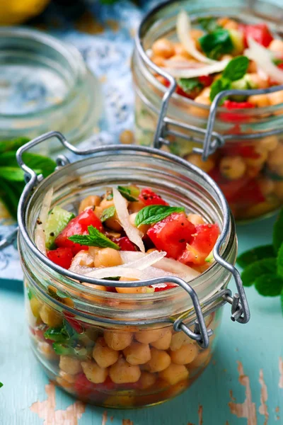 Kikkererwten lunch salade in een potje... rustieke stijl. — Stockfoto