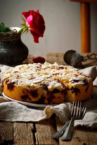 Aardbeien amandelen taart... rustieke stijl — Stockfoto