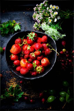 Seramik kase taze, organik çilek.