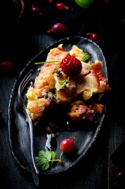 Patchwork çilek ve bektaşi üzümü pasta. karanlık fotoğraf