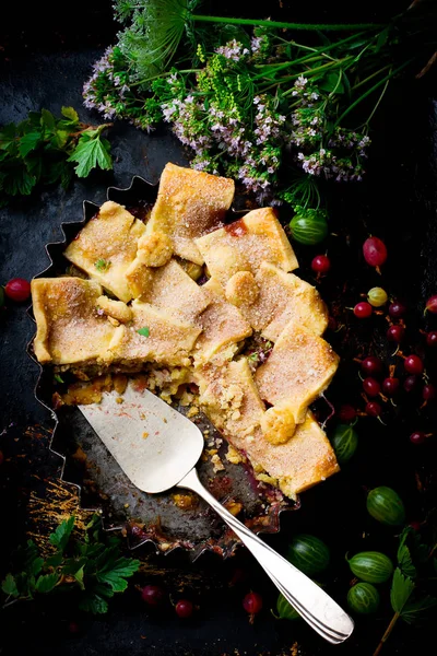 Patchwork ciasto truskawkowe i agrest. ciemne zdjęcie — Zdjęcie stockowe