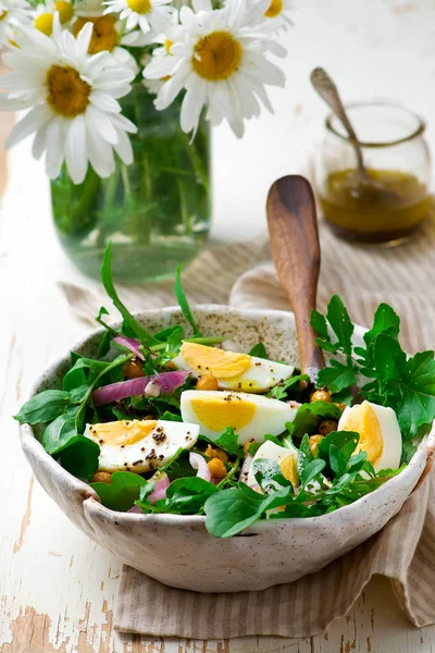 Krokante kikkererwten en rucola salade. — Stockfoto