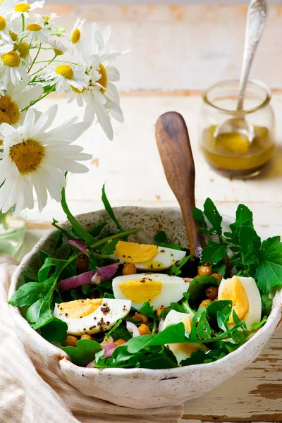 Grão de bico crocante e salada Arugula . — Fotografia de Stock