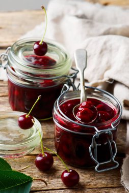 Ev yapımı kolay kiraz doldurarak kavanoz 