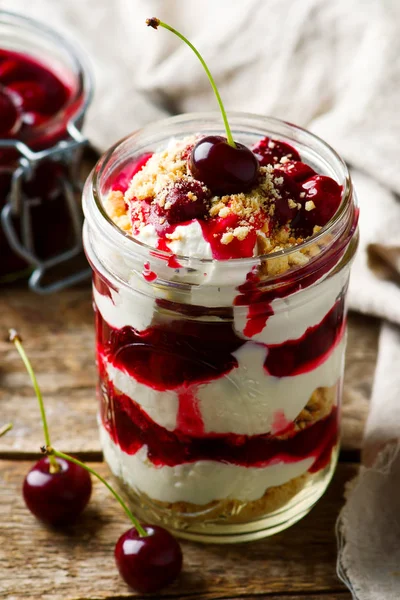 Bolo de queijo de cereja em um jar.style rústico — Fotografia de Stock