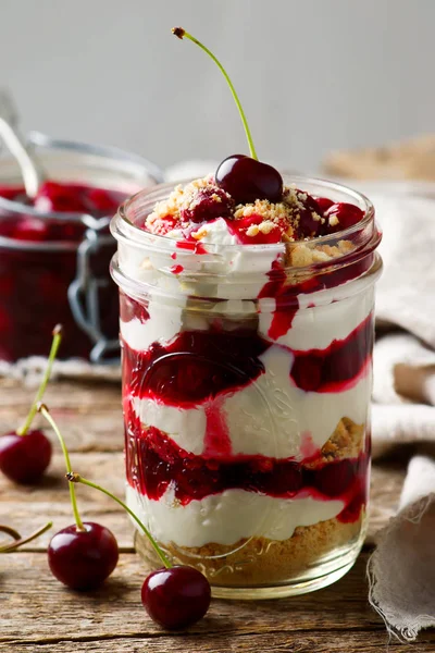 Bolo de queijo de cereja em um jar.style rústico — Fotografia de Stock