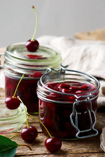 Zelfgemaakte gemakkelijk Cherry invullen om de kruik — Stockfoto