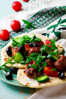 Yunan meatbolls keftedes pide ve cacık ile