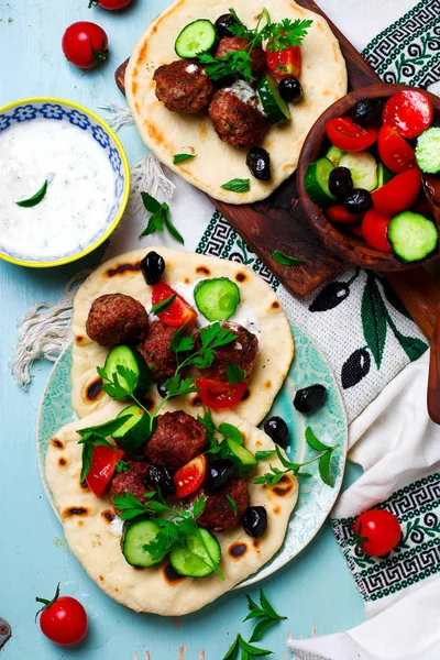 Bolinhos de carne gregos keftedes com pita e tzatziki — Fotografia de Stock