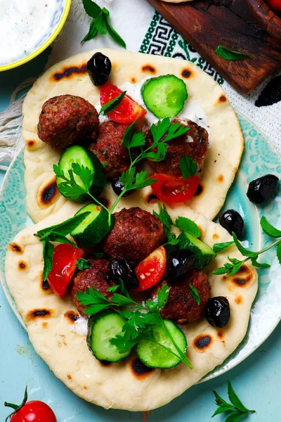 Meatbolls greckie keftedes z pita i tzatziki — Zdjęcie stockowe