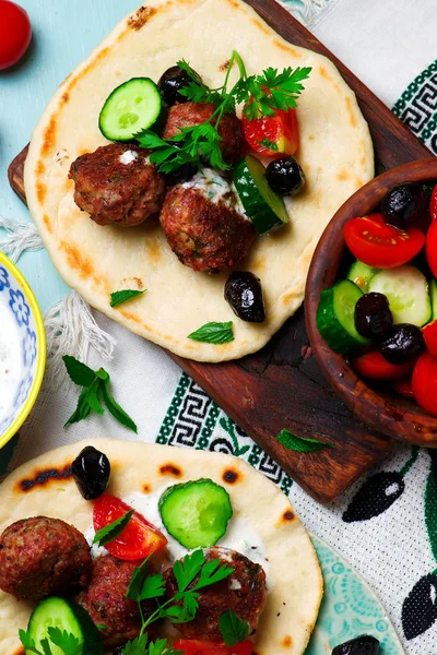 ギリシャ meatbolls ケフテデス ザジキとピタパン — ストック写真
