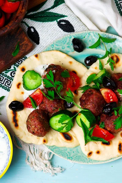 Bolinhos de carne gregos keftedes com pita e tzatziki — Fotografia de Stock
